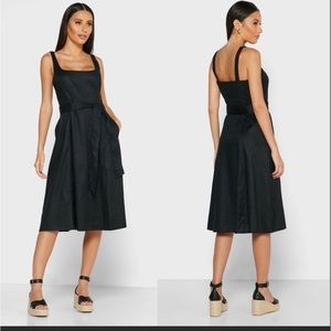 Banana Republic
Black pleated linen dress